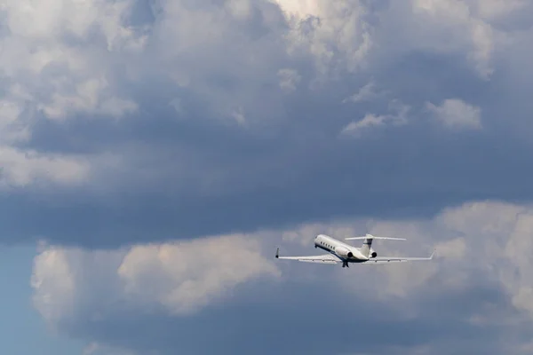 Avião depois de decolar nas nuvens — Fotografia de Stock