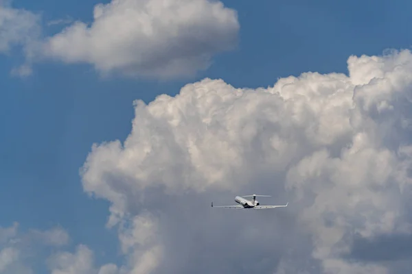 Avião depois de decolar nas nuvens — Fotografia de Stock