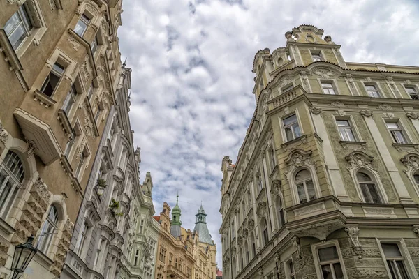 Prag'ın eski binaları panoramayı görüyor — Stok fotoğraf