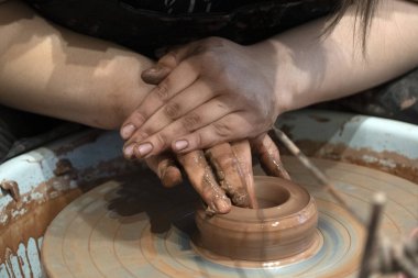 çömlek detay ı yaparken eller yakın