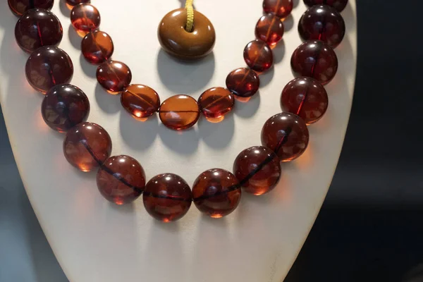 Янтарное ожерелье в украшениях — стоковое фото