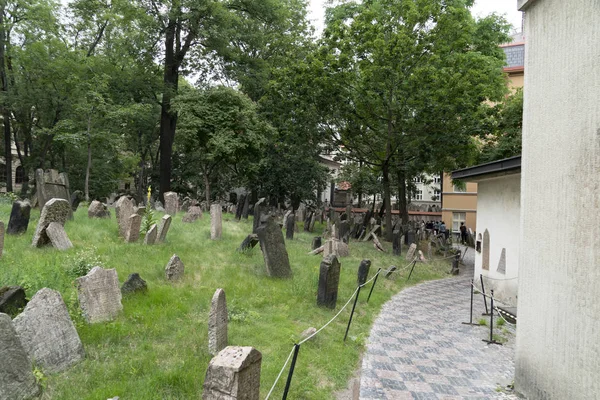 Єврейське старе кладовище в Празі — стокове фото