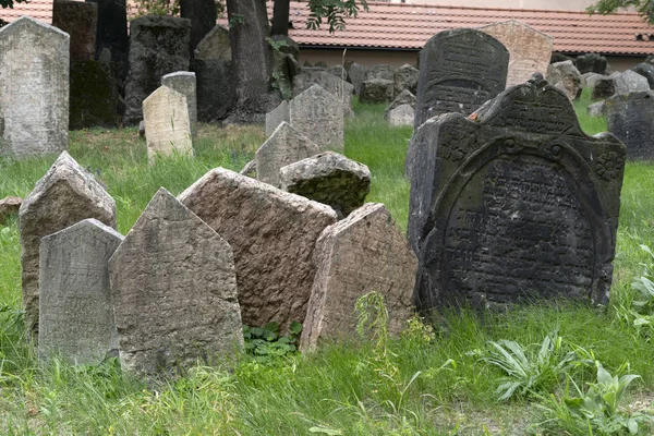 Velho cemitério judaico em praga — Fotografia de Stock