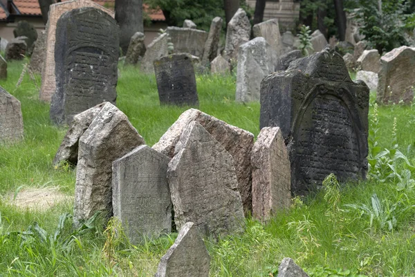 Antiguo cementerio judío en Prague — Foto de Stock