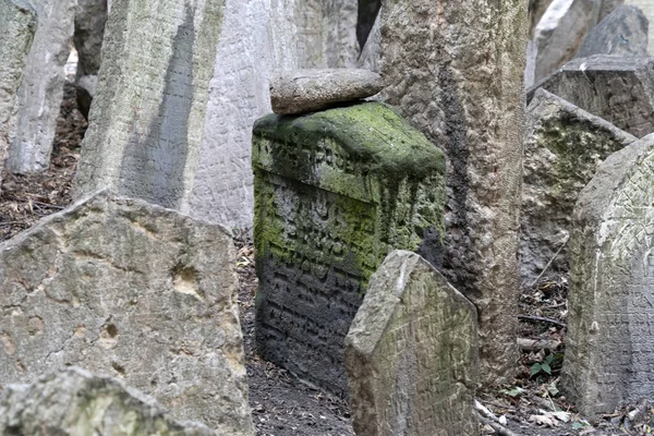 Еврейское старое кладбище в Праге — стоковое фото