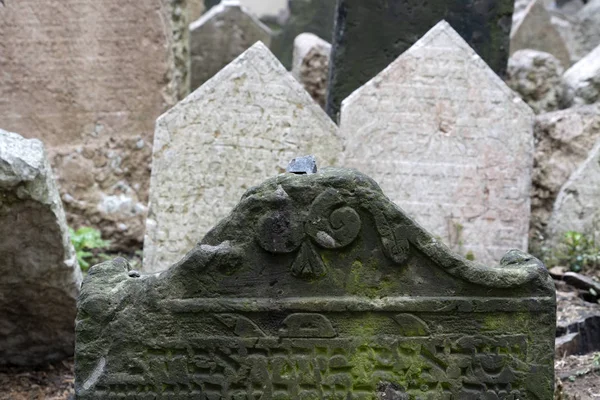 Velho cemitério judaico em praga — Fotografia de Stock