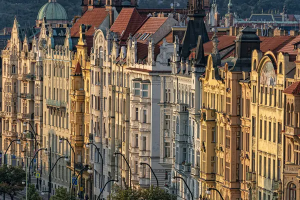 Praga edifícios antigos ao pôr do sol vista panorama — Fotografia de Stock