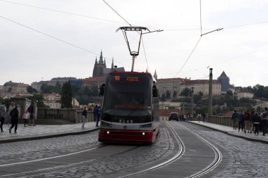 Prag, Çek Cumhuriyeti - 15 Temmuz 2019 - Yaz aylarında turist dolu tipik kırmızı tramvay