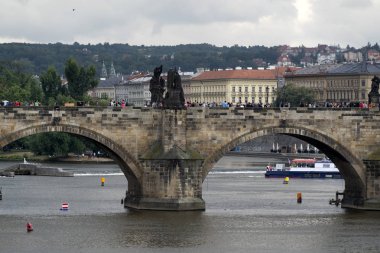 Prag, Çek Cumhuriyeti - 15 Temmuz 2019 - Charles Köprüsü yaz aylarında turist dolu