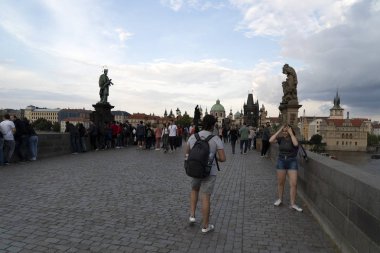 Prag, Çek Cumhuriyeti - 15 Temmuz 2019 - Charles Köprüsü yaz aylarında turist dolu