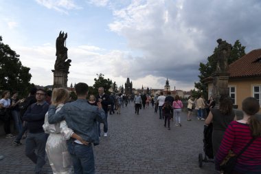 Prag, Çek Cumhuriyeti - 15 Temmuz 2019 - Charles Köprüsü yaz aylarında turist dolu