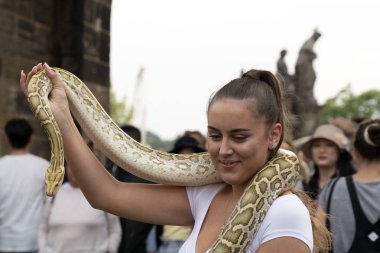 Prag, Çek Cumhuriyeti - 15 Temmuz 2019 - Charles Köprüsü yaz aylarında turist dolu