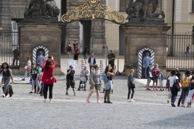 Prag, Çek Cumhuriyeti - 15 Temmuz 2019 - Castle Town yaz aylarında turist dolu