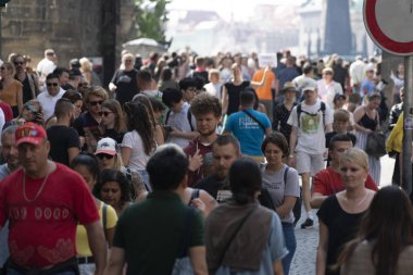 Prag, Çek Cumhuriyeti - 15 Temmuz 2019 - Charles Köprüsü yaz aylarında turist dolu