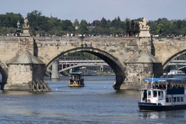 Prag, Çek Cumhuriyeti - 15 Temmuz 2019 - Charles Köprüsü yaz aylarında turist dolu