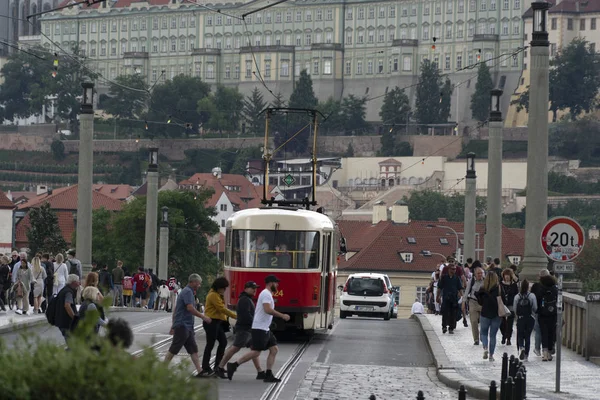 Prag, Çek Cumhuriyeti - 15 Temmuz 2019 - Yaz aylarında turist dolu tipik kırmızı tramvay — Stok fotoğraf