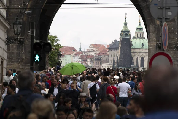 Prag, Çek Cumhuriyeti - 15 Temmuz 2019 - Charles Köprüsü yaz aylarında turist dolu — Stok fotoğraf