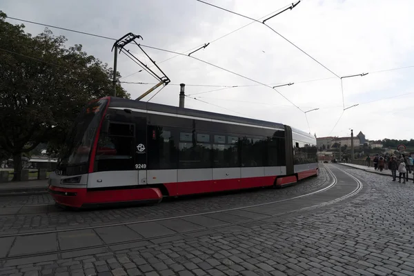 PRAGA, REPUBBLICA CECA - 15 LUGLIO 2019 - Tipico tram rosso della Città ricco di turisti durante l'estate — Foto Stock