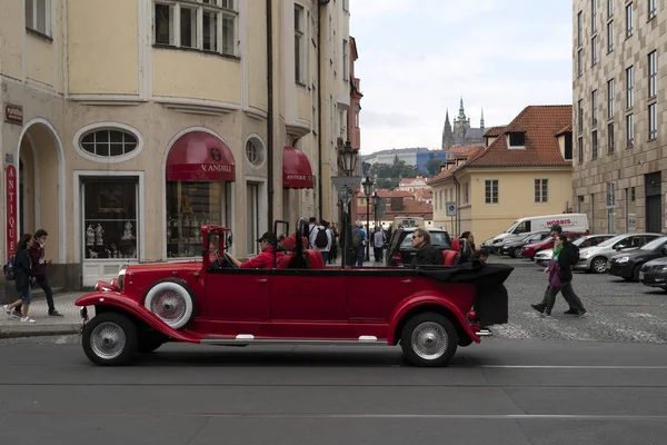 Prag, Çek Cumhuriyeti - 15 Temmuz 2019 - Şehirde eski tarz arabalar yaz aylarında turist dolu — Stok fotoğraf