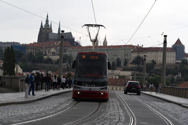 Прага, Чехія-15 2019 липня-типовий червоний трамвай міста повний турист в літній час — стокове фото