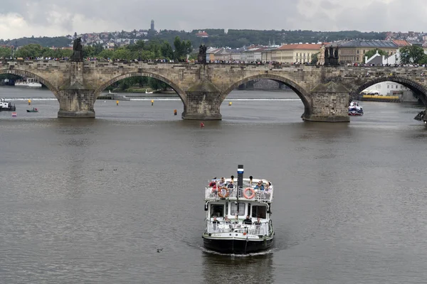 Praga, Czechy-Lipiec 15 2019-Most Karola jest pełen turystów w okresie letnim — Zdjęcie stockowe