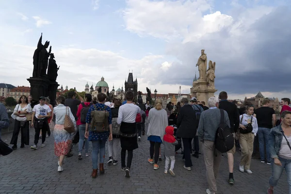 PRAGA, REPÚBLICA CHECA - 15 DE JULIO DE 2019 - El Puente de Carlos está lleno de turistas en verano — Foto de Stock