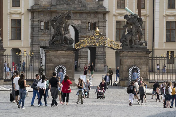 PRAGA, REPÚBLICA CHECA - 15 DE JULIO DE 2019 - Castle Town está lleno de turistas en verano —  Fotos de Stock