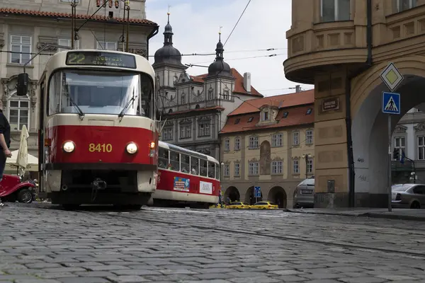 PRAGUE, RÉPUBLIQUE TCHÈQUE - 15 JUILLET 2019 - Tram rouge typique de la ville plein de touristes en été — Photo