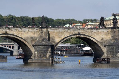 Prag, Çek Cumhuriyeti - 15 Temmuz 2019 - Charles Köprüsü yaz aylarında turist dolu