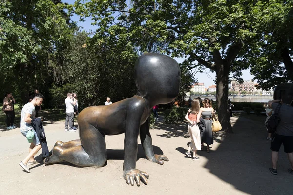 Prag, Çek Cumhuriyeti - 15 Temmuz 2019 - Kasaba yaz aylarında turist dolu