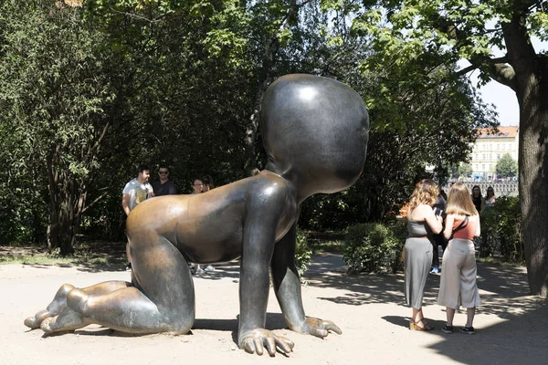 Prag, Çek Cumhuriyeti - 15 Temmuz 2019 - Kasaba yaz aylarında turist dolu