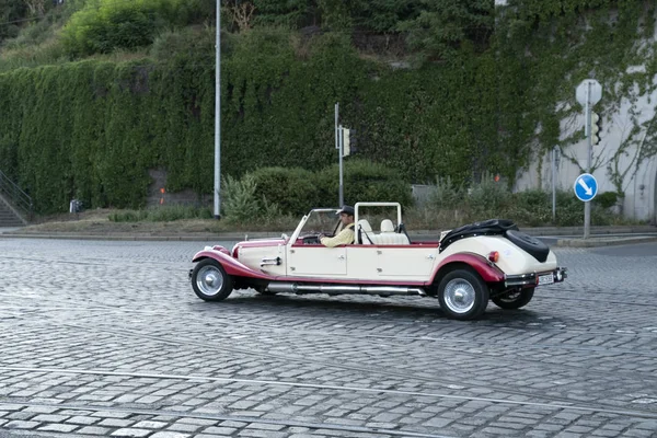 PRAGUE, REPÚBLICA CHECA - JULHO 15 2019 - Carros de estilo antigo na cidade está cheia de turistas na hora de verão — Fotografia de Stock