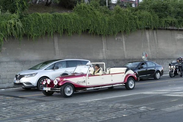 PRAGA, REPÚBLICA CHECA - 15 DE JULIO DE 2019 - Los coches antiguos de la ciudad están llenos de turistas en verano —  Fotos de Stock