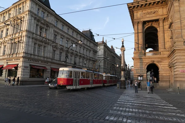 Prag, Çek Cumhuriyeti - 15 Temmuz 2019 - Yaz aylarında turist dolu tipik kırmızı tramvay