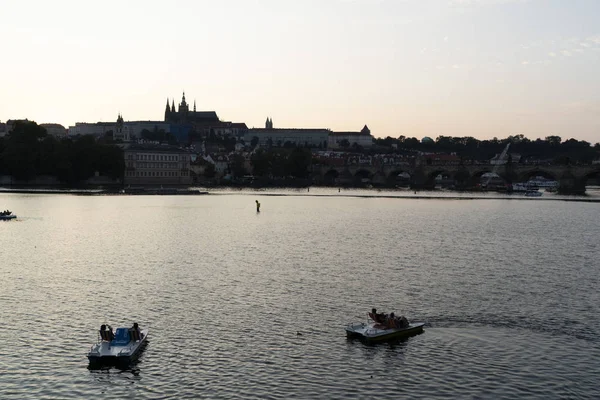 PRAGUE, REPÚBLICA CHECA - JULHO 15 2019 - Velho estilo carros barcos na cidade está cheio de turista na hora de verão — Fotografia de Stock