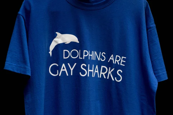 Golfinhos são gay tubarões t-shirt — Fotografia de Stock