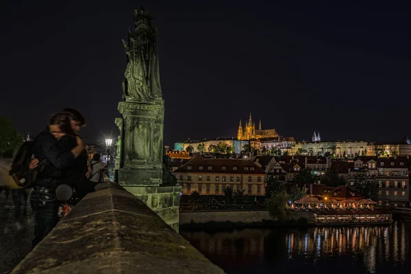 Para Całowanie na Pradze Most Karola w nocy — Zdjęcie stockowe