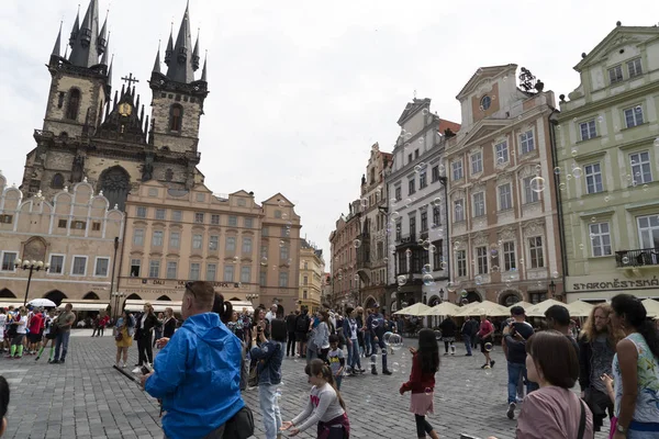 Prag, Çek Cumhuriyeti-Temmuz 16 2019-eski kasaba Meydanı turist dolu — Stok fotoğraf