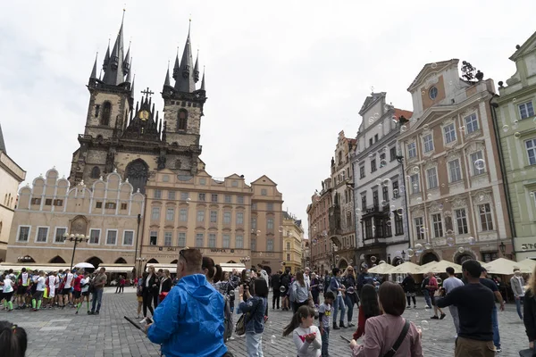 Prag, Çek Cumhuriyeti-Temmuz 16 2019-eski kasaba Meydanı turist dolu — Stok fotoğraf