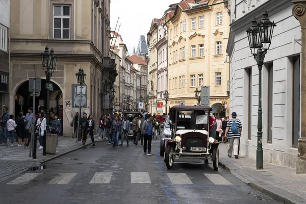 Prag, Çek Cumhuriyeti-Temmuz 16 2019-şehir turu için turist eski araba tarzı dolu eski kasaba Meydanı — Stok fotoğraf