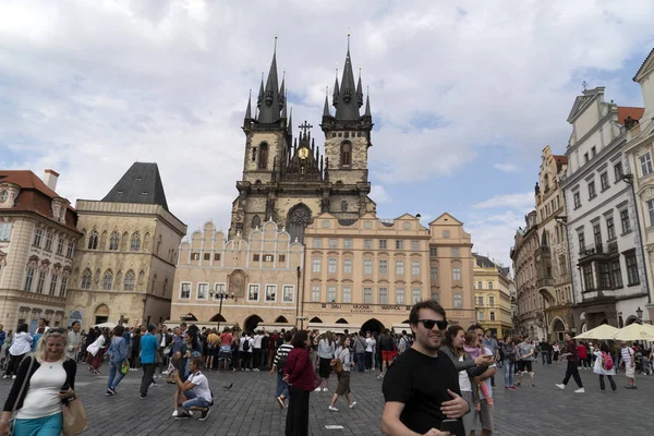 Praga, Czechy-Lipiec 16 2019-Rynek Staromiejski pełen turysty — Zdjęcie stockowe