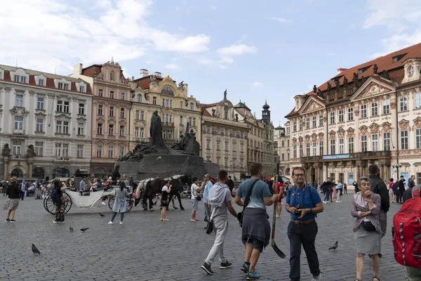 Prag, Çek Cumhuriyeti-Temmuz 16 2019-eski kasaba Meydanı turist dolu — Stok fotoğraf