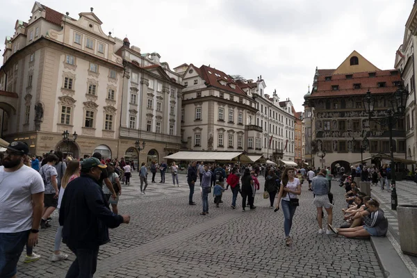 Prag, Çek Cumhuriyeti-Temmuz 16 2019-eski kasaba Meydanı turist dolu — Stok fotoğraf