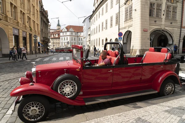 PRAGA, REPUBBLICA CECA - 16 LUGLIO 2019 - Piazza della Città Vecchia piena di turismo vecchio stile auto per il tour della città — Foto Stock