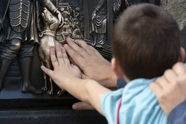 Hands touching dog statue on charles bridge prague — Stock Photo, Image