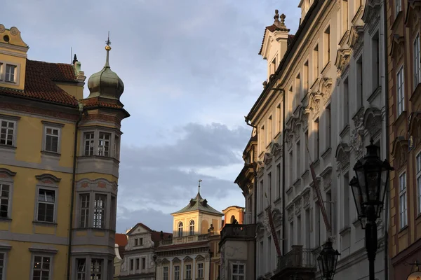 Prague edifícios antigos ao pôr do sol — Fotografia de Stock