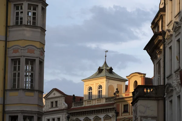 Praag oude gebouwen bij zonsondergang — Stockfoto