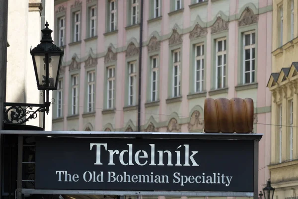 Prag 'ın geleneksel Trdelnik baca tatlı — Stok fotoğraf