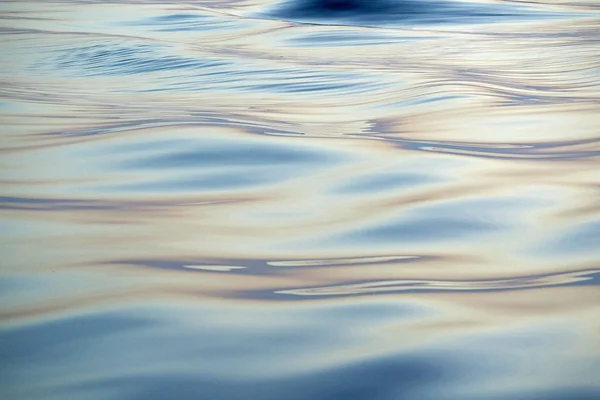 Coucher de soleil sur fond bleu océan et or naturel doux — Photo