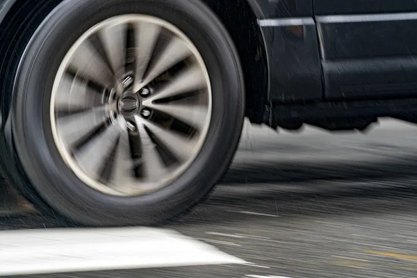 Coach bus tire detail while raining in new york — Stock Photo, Image